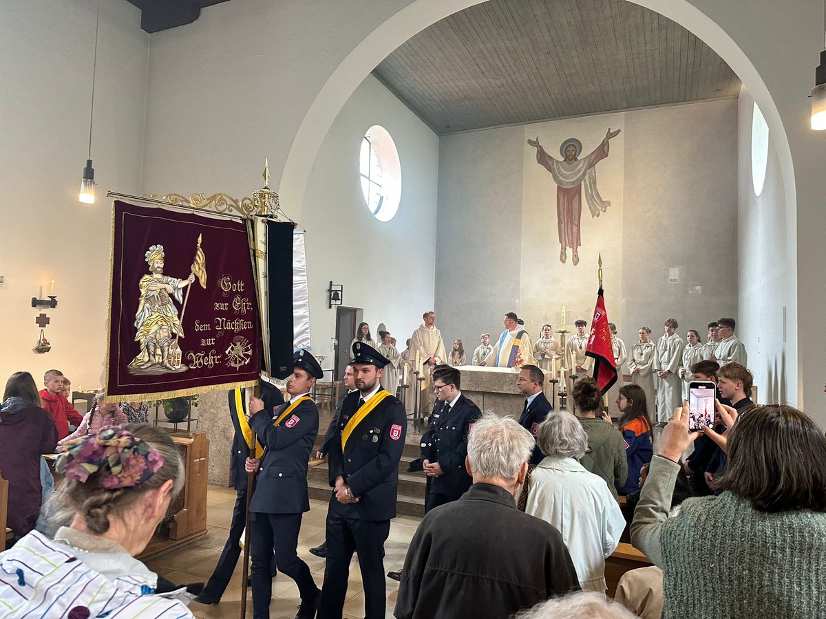 Heute mit der Standarte unserer Wehr auf dem Patrozinium der Kirche unserer Jugend und Kindheit in München-Waldtrudering: #ChristiHimmelfahrt! 😍😎👍🔥
#Vatertag #JesusIsKing
