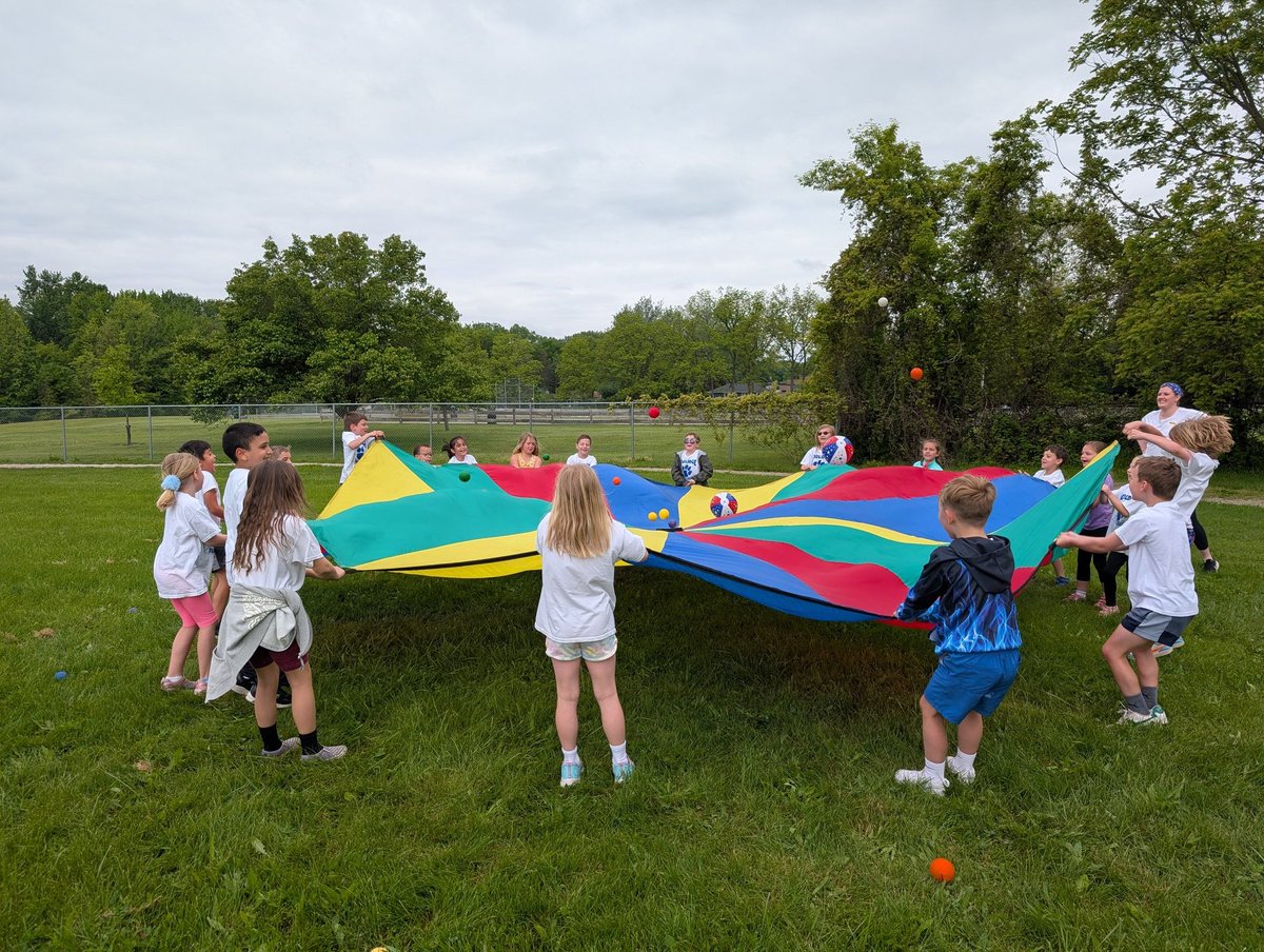 MsPintosClass's tweet photo. Field Day fun! https://t.co/dkAUSdxbRE