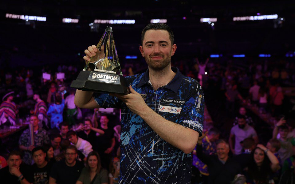 Oche180's tweet image. 🗣️“Phil Taylor has given me a lot of support over the last couple of weeks so, Phil, if you are watching, thank you.”

🏆Luke Humphries thanks Phil Taylor for precious advice as he became the fourth player to win the Triple Crown.

💻Full story: bit.ly/3SWRuTd

#PLDarts