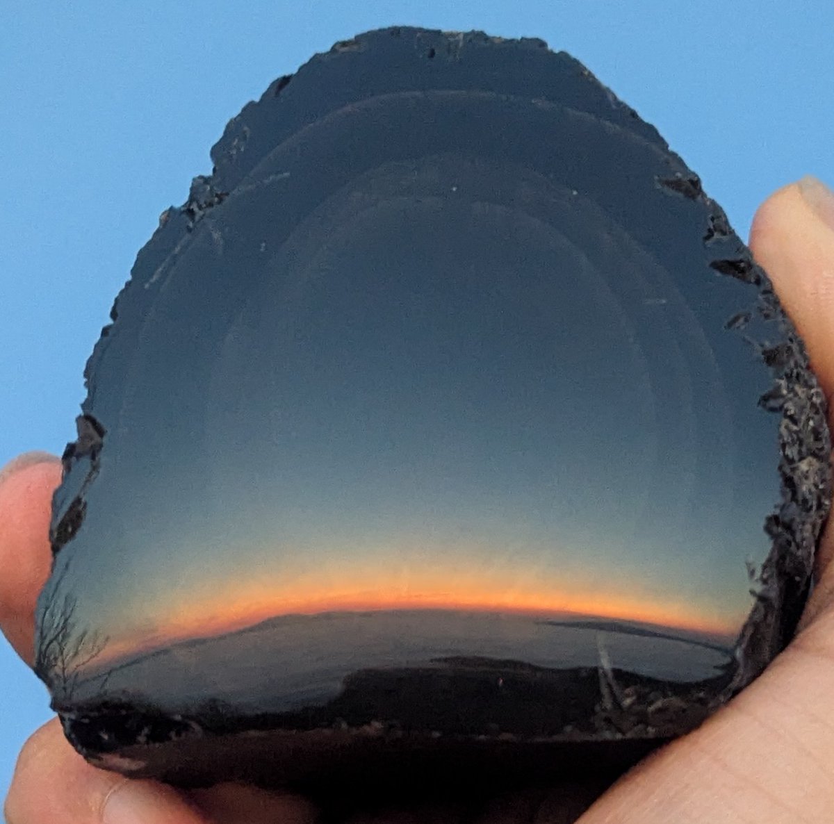 黒曜石に映る夜明け…