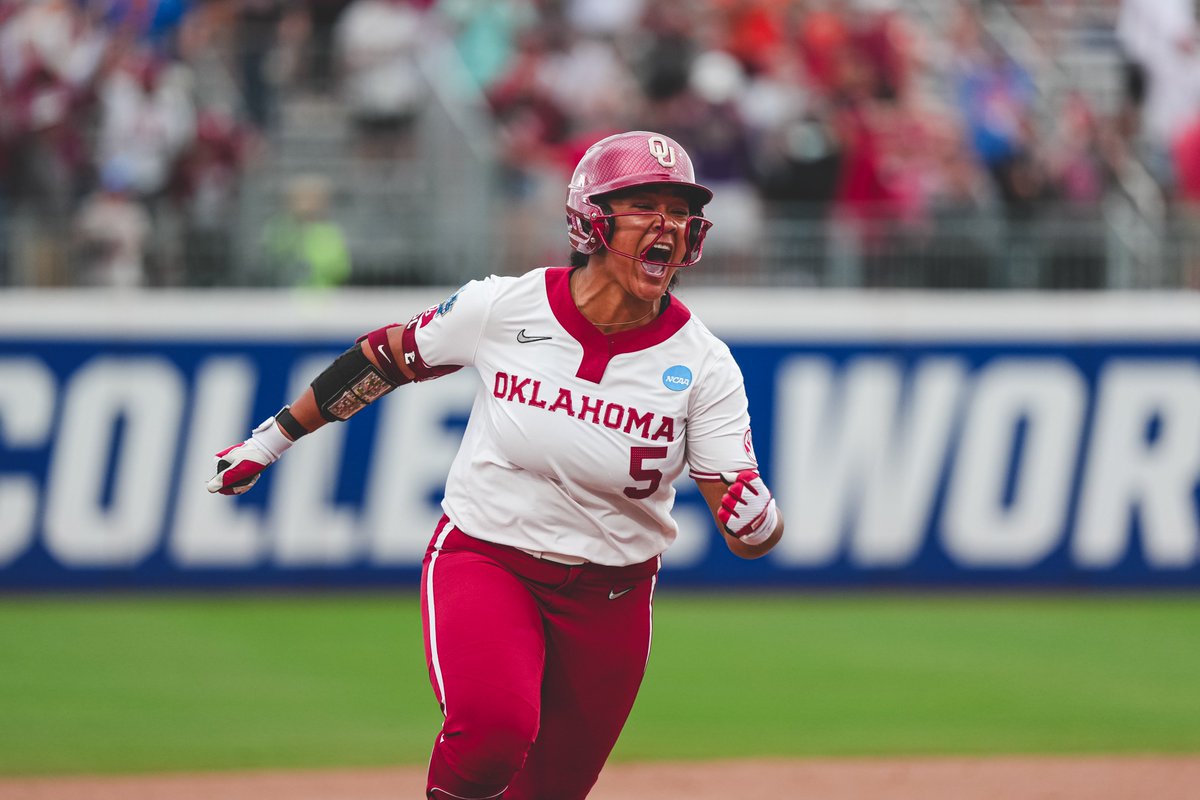 OU_Softball's tweet image. 𝐂𝐥𝐮𝐭𝐜𝐡𝐧𝐞𝐬𝐬 💫
