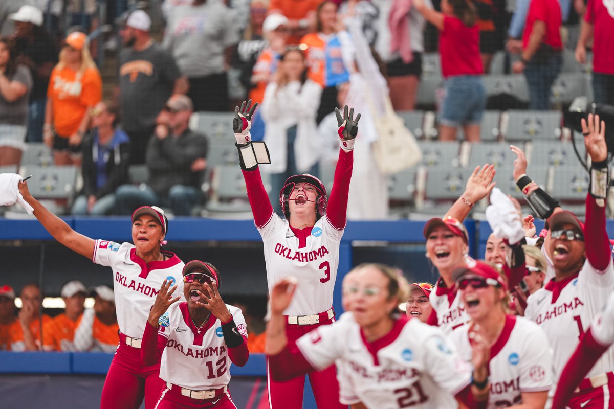 OU_Softball's tweet image. 𝐂𝐥𝐮𝐭𝐜𝐡𝐧𝐞𝐬𝐬 💫