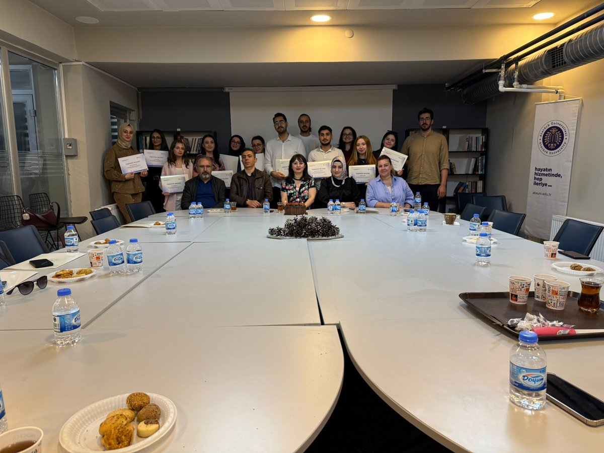 ✨ Atatürk Üniversitesi Kariyer Planlama ve Mezun İzleme Uygulama ve Araştırma Merkezi’nde 2024–2025 eğitim öğretim yılı boyunca görev yapan kısmi zamanlı öğrencilere, göstermiş oldukları özverili çalışmalardan dolayı teşekkür belgeleri verildi