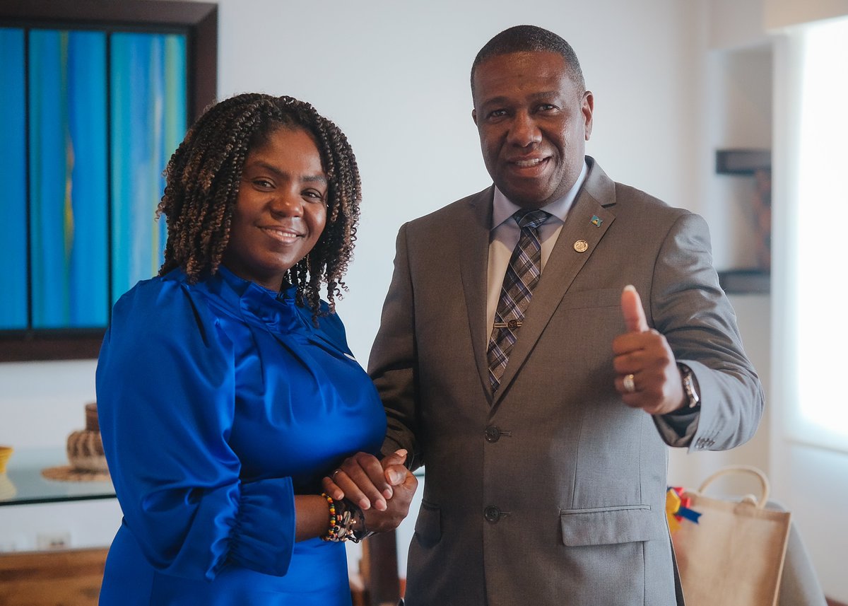 Vicepresidencia Colombia (@vicecolombia) on Twitter photo En el marco de la III Cumbre Ministerial Colombia - <a href="/CARICOMorg/">CARICOM: Caribbean Community</a> en Cartagena, la Vpdta. <a href="/FranciaMarquezM/">Francia Márquez Mina</a> sostuvo diálogos enriquecedores con la <a href="/SG_CARICOM/">CARICOM Secretary General</a> y <a href="/ACS_AEC/">Association of Caribbean States</a>, y con las delegaciones de San Vicente y las Granadinas, Haití, Barbados, Santa Lucía y Guyana.
Sigue👇🏾 En el marco de la III Cumbre Ministerial Colombia - <a href="/CARICOMorg/">CARICOM: Caribbean Community</a> en Cartagena, la Vpdta. <a href="/FranciaMarquezM/">Francia Márquez Mina</a> sostuvo diálogos enriquecedores con la <a href="/SG_CARICOM/">CARICOM Secretary General</a> y <a href="/ACS_AEC/">Association of Caribbean States</a>, y con las delegaciones de San Vicente y las Granadinas, Haití, Barbados, Santa Lucía y Guyana.
Sigue👇🏾