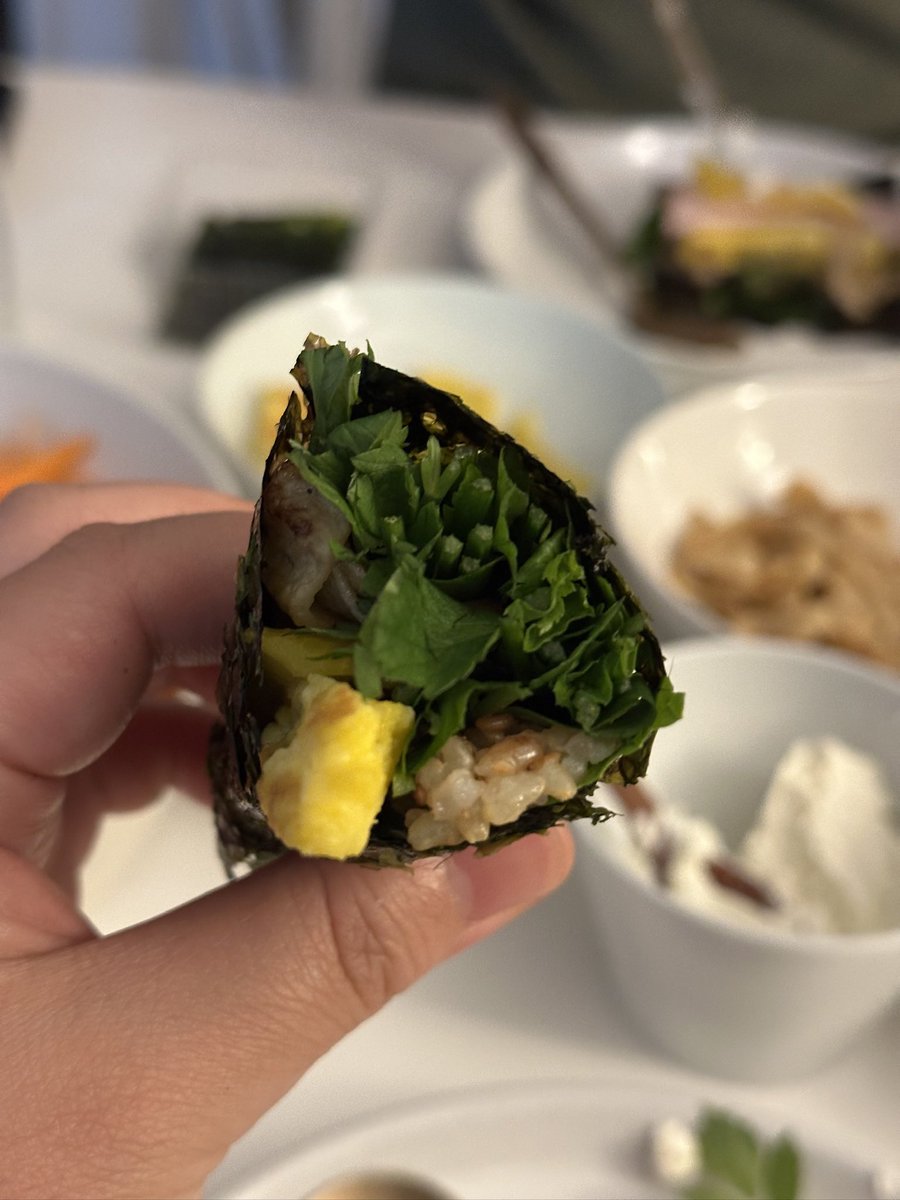 셀프손말이김밥
다 넣고 싸먹으면 맛있는 매직
제 원픽은
조미김에 밥 크림치즈 오이 단무지