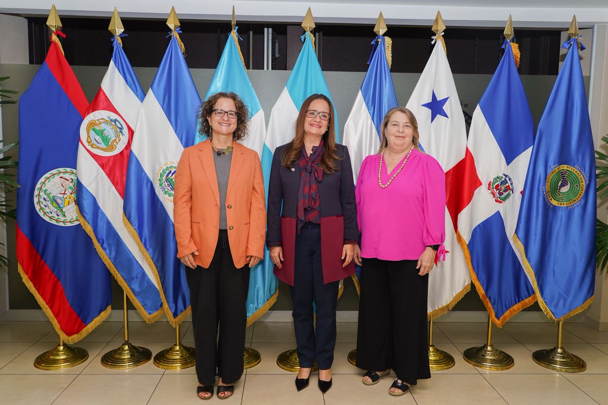 WFP Español (@wfp_es) on Twitter photo ¡La cooperación regional impulsa un futuro alimentario más justo y sostenible! 💪🥗
<a href="/IngridFigueroaS/">Ingrid Figueroa S.</a> de <a href="/sg_sica/">SICA - Sistema de la Integración Centroamericana</a>, junto a representantes de <a href="/WFP_es/">WFP Español</a> y <a href="/WFP_SV/">WFP El Salvador (Programa Mundial de Alimentos)</a> conversaron sobre soluciones para fortalecer la seguridad alimentaria y nutricional en la región 🌎🤝🍽️ ¡La cooperación regional impulsa un futuro alimentario más justo y sostenible! 💪🥗
<a href="/IngridFigueroaS/">Ingrid Figueroa S.</a> de <a href="/sg_sica/">SICA - Sistema de la Integración Centroamericana</a>, junto a representantes de <a href="/WFP_es/">WFP Español</a> y <a href="/WFP_SV/">WFP El Salvador (Programa Mundial de Alimentos)</a> conversaron sobre soluciones para fortalecer la seguridad alimentaria y nutricional en la región 🌎🤝🍽️