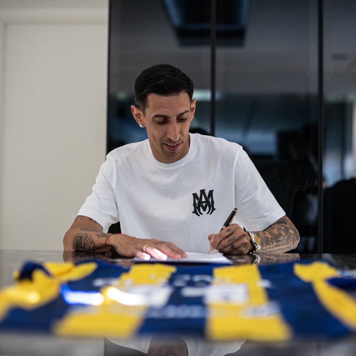 Un papel, una firma… ✍🏻
Donde todo arrancó, vuelve a empezar. 

#BienvenidoÁngel 💙💛
