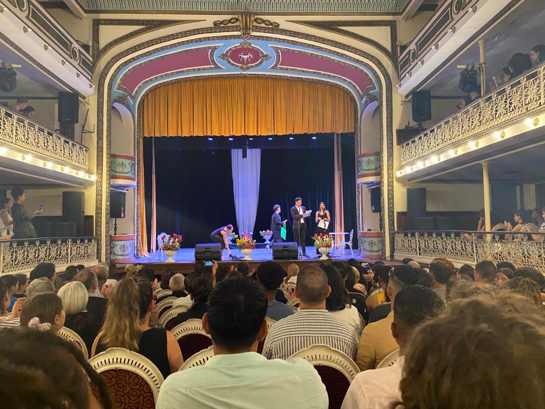 GemaLLilianG03's tweet photo. 🎨Gala de premiaciones de la XVI Edición del Festival Provincial de Artistas Aficionados de la #FEU en Vueltabajo🍃, noche que estuvo colmada de arte🩰 y emociones😊 para nuestros universitarios.
#FEUPinareña
#FeuUCMPinar
#FeuUPR
#FEUdeCuba https://t.co/IvdFnHCoYT