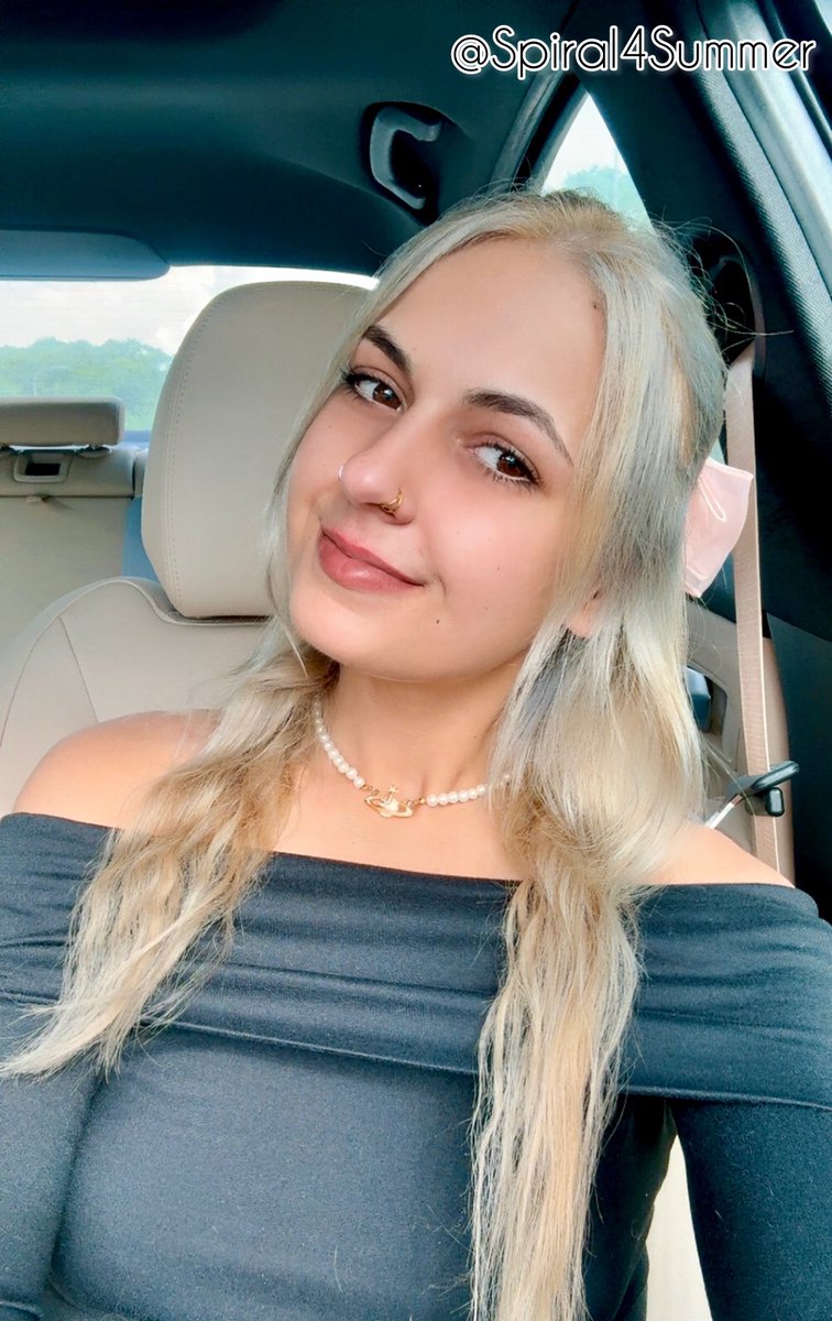 The prettiest natural Princess 👑 

I'm living for these little silver streaks in my hair ☺️🩵