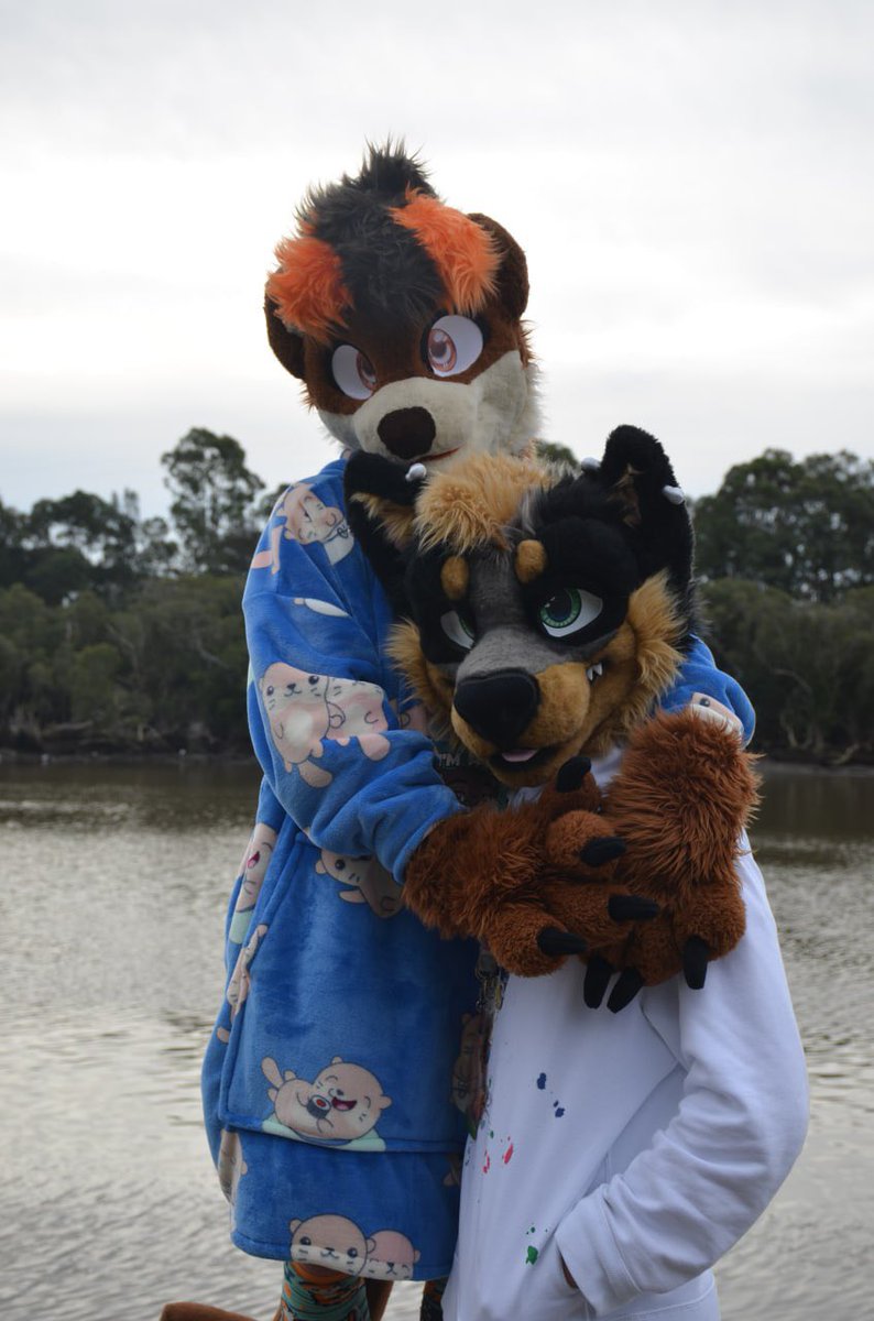 Hug your tall friends this #FursuitFriday 😇

Can’t remember who took the photo I’m sorry 😭