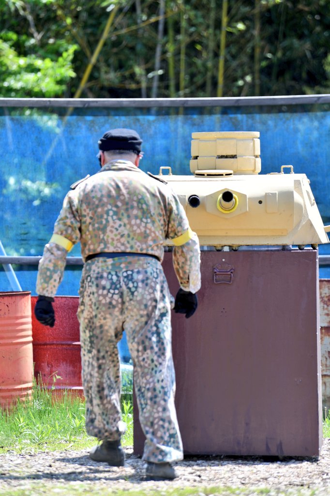 今更増枠してももう遅い
ドイツ軍の象徴、戦車は戦場に入った
主催もスタッフも参加者も
私の策で踊るがいい
既に駒の配置は終わっている
チェスではない無限復活祭と言う祭に
一気にチェックメイトを決めてやる
そうすれば彼奴に…
主催に迫る力が手に入る
その為ならば、私は…
明日「＃無限復活祭」