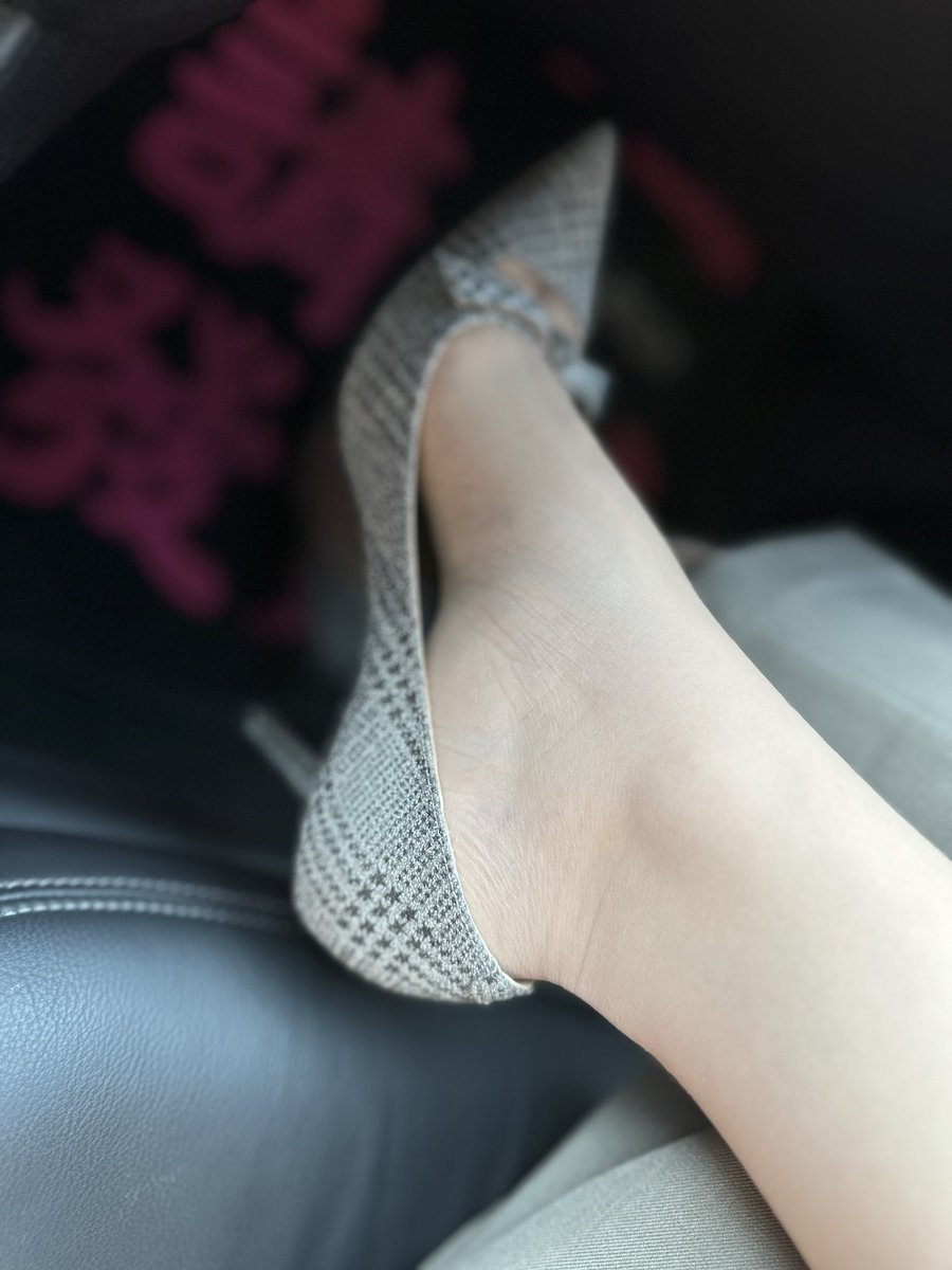 SLS0413SLS's tweet photo. 丝袜只有穿搭出门才有感觉 https://t.co/u5ZyjXbkzA