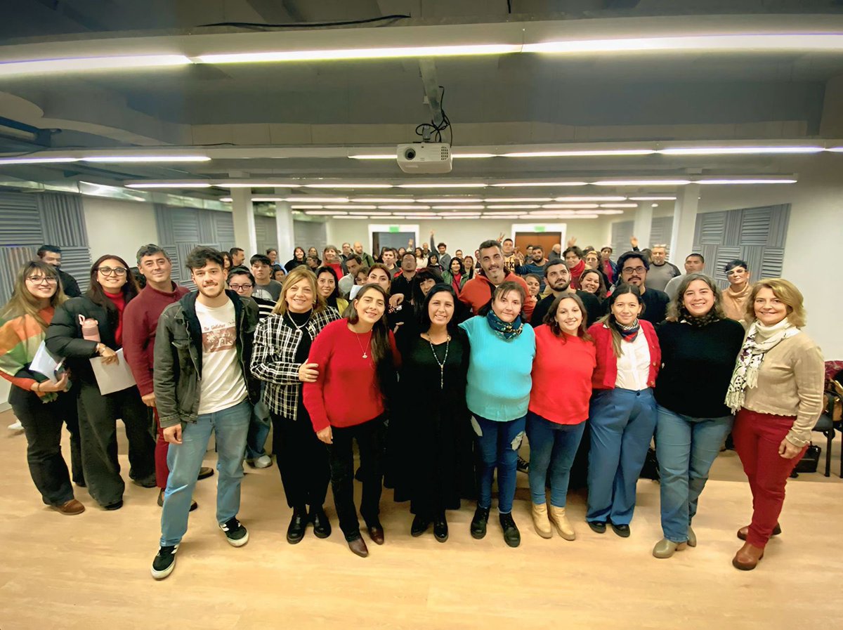 Hoy estuvimos presentes en la clase inaugural de la Diplomatura Universitaria en Promoción y Gestión de la Economía Popular, Social y Solidaria en la UNLP.
Acompañamos a nuestras compañeras Claudia Gallardo, Secretaria de Economía Popular de la Municipalidad de La Plata; Viviana