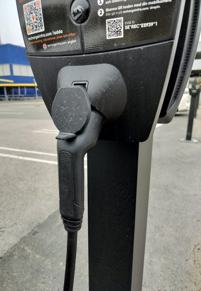 cykelpimon's tweet photo. The charging station is Recharge, located outside IKEA in Sundsvall, and there are 25 charging points and the charging speed is a maximum of 200 kW, and there are CCS and CHAdeMO, as well as Type 2, which are outlet types, and IKEA has 700 charging points all over Sweden. https://t.co/uM6mWpQaJ1