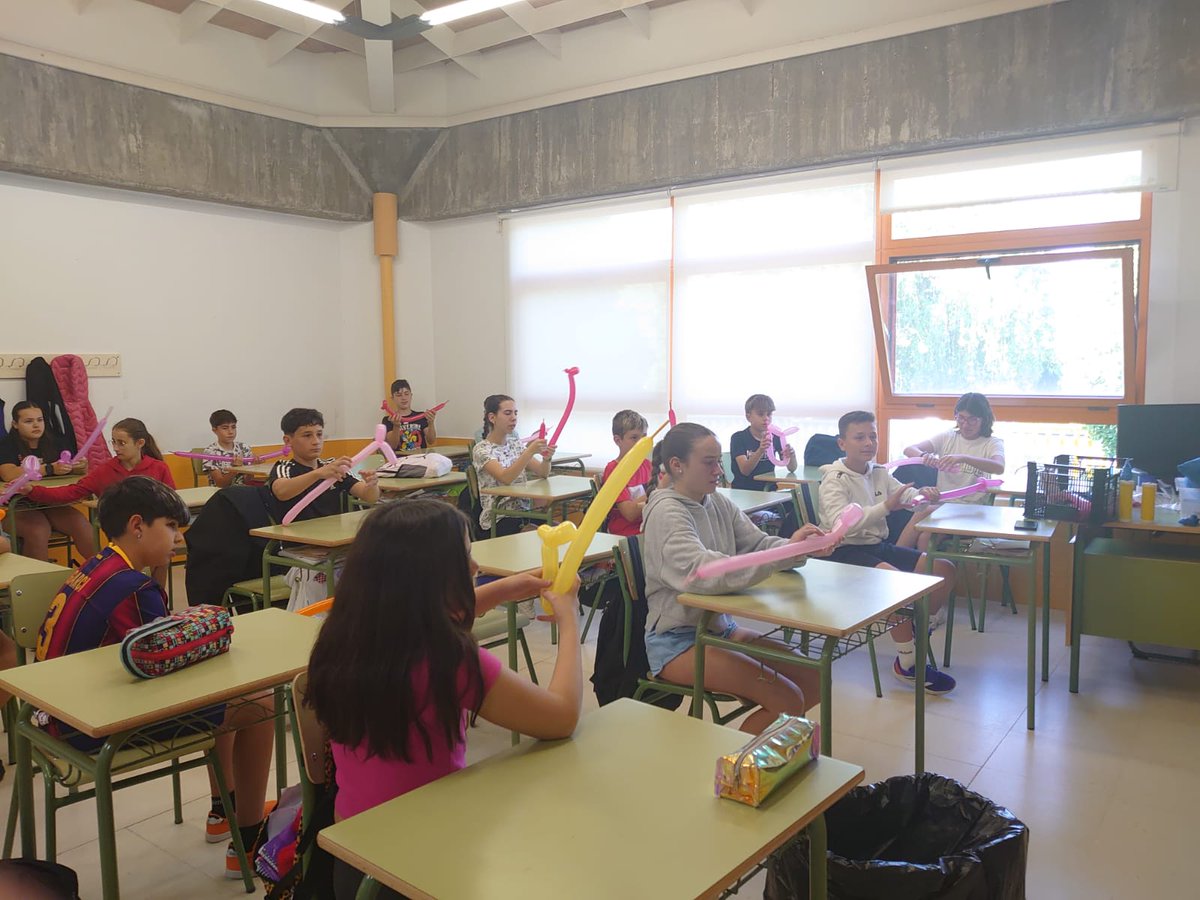 CEIP Pablo Picasso (@ceip_ppicasso) on Twitter photo El alumnado de 1.⁰ ESO A ha disfrutado de un taller de globoflexia impartido por Pedro, dentro del programa municipal de <a href="/cibercarba/">CIBERCarba</a> . 🎈🎈
@ayuntamientocarbajosa
#globoflexia El alumnado de 1.⁰ ESO A ha disfrutado de un taller de globoflexia impartido por Pedro, dentro del programa municipal de <a href="/cibercarba/">CIBERCarba</a> . 🎈🎈
@ayuntamientocarbajosa
#globoflexia