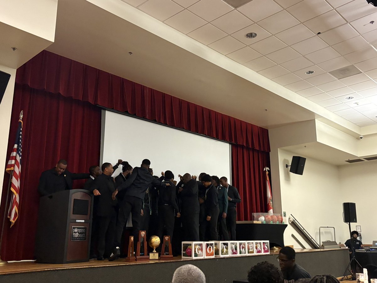CoachT1920's tweet image. Last night was the Ring ceremony/Gala for the 2025 Boys State Champs! ๐๐ Huge congrats to Coach McNabb and all the boys โ what a season, what a journey. Proud of every moment! #StateChamps #RingSeason @blanche_ely @Tav_Williams @JRMcNabb3