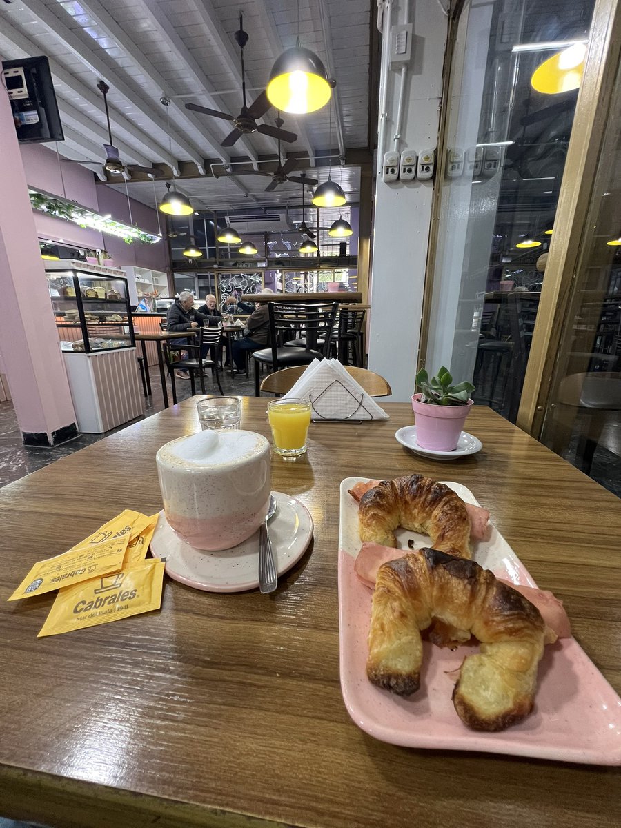 PreciosRosario2's tweet photo. 👉🏻 En Av. Pellegrini al 1300 abrió la Pastelería de Lis (en la Galería San José)

👉🏻 Churros, Medialunas, Café, Remo, Tortas. Todo casero 🫶 

👉🏻 Además pagando en efectivo, hacen el 10% de descuento

💰 $8.800 desayuno súper
💰 $2.000 cada churro 
💰 $7.200 porción de torta 

👉🏻 En breve pasaremos a degustar 🥰

Algunas #FotoTestigo 📸 que nos pasaron