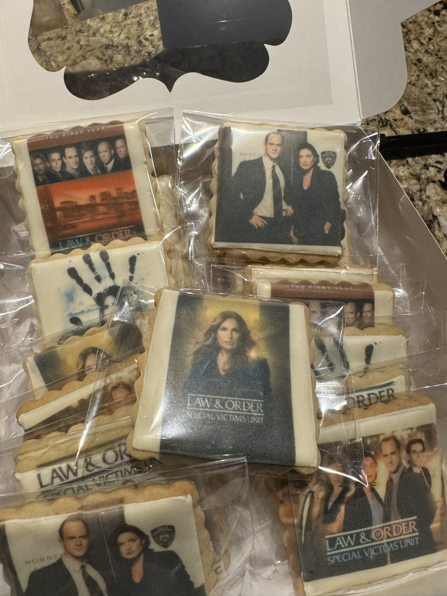 JenBirenbaum's tweet photo. My bestie out bestied herself for my birthday🥺#svu #mariskahargitay @Chris_Meloni https://t.co/Vx70r6EXQK