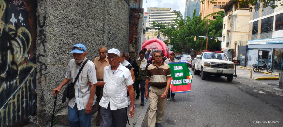 #29Mayo Ntro Secret Gral de Aragua Dip. @ArnoldoBenitezC estuvo entre los voceros, en la actividad para conmemorar el #DiaDelAdultoMayor en Ccs, frente al Min. Del Adulto Mayor. A pesar del acoso policial hicieron declaraciones denunciando una vez más, la grave crisis del sector.