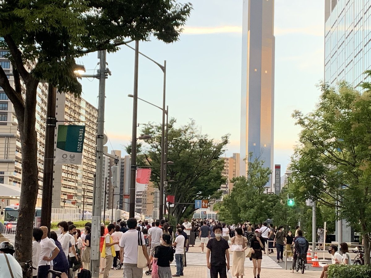 bobobooochan's tweet image. 懐かしいですね〜。選手やスタッフも本当はダメだけど選手村から出てきてマルエツで買い出ししたりUberの受け取りとかしてた。晴海民で開会式のお見送りをしたのもいい思い出！ #TOKYO2020