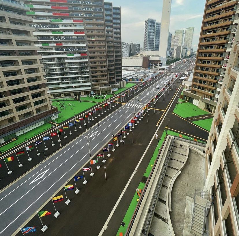 bobobooochan's tweet image. 懐かしいですね〜。選手やスタッフも本当はダメだけど選手村から出てきてマルエツで買い出ししたりUberの受け取りとかしてた。晴海民で開会式のお見送りをしたのもいい思い出！ #TOKYO2020