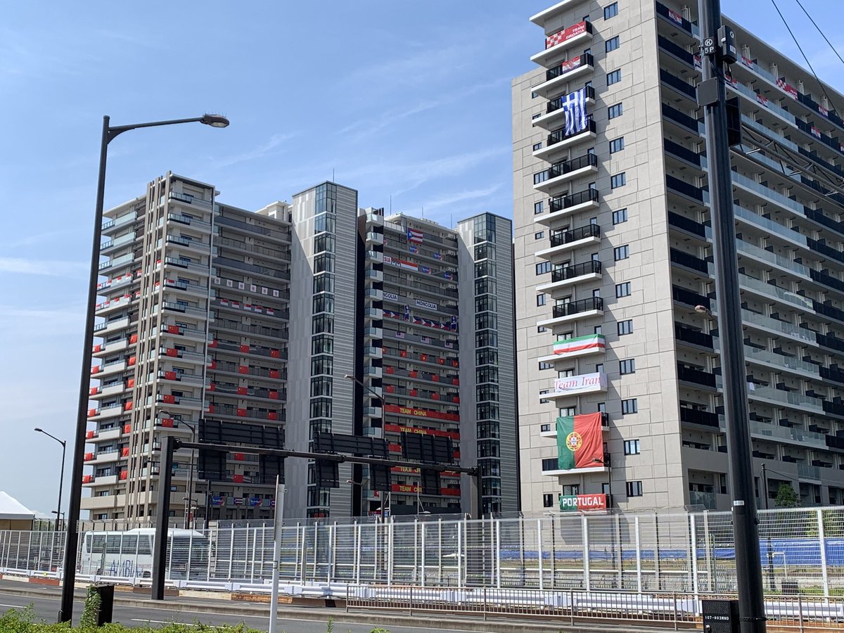 bobobooochan's tweet image. 懐かしいですね〜。選手やスタッフも本当はダメだけど選手村から出てきてマルエツで買い出ししたりUberの受け取りとかしてた。晴海民で開会式のお見送りをしたのもいい思い出！ #TOKYO2020