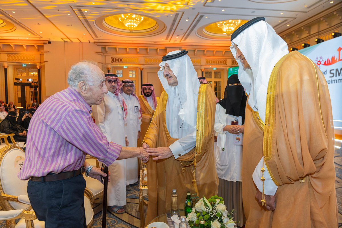 التكريم الذي حظي به الطبيب د. محمد رياض من سمو أمير المنطقة الشرقية يتجاوز كونه لفتة رسمية، ليحمل في طياته أبعادًا إنسانية عميقة.  

فهو تقدير لرجل نذر عمره للعناية بالناس، ومارس الطب لا كمهنة، بل كرسالة يومية للرحمة والعطاء. 
أن يكرَّم طبيب يبلغ من العمر 91 عامًا وما زال يمارس
