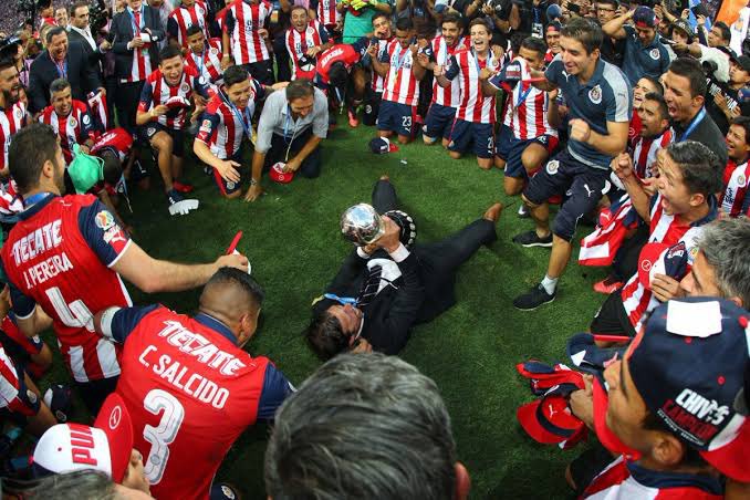 SoyChivarmy's tweet image. Honor Matías, honor. Un DT pero sobre todo una persona, con palabra y lealtad.
Si no es a Chivas, a ningún equipo de México.
Grande 👊🏽