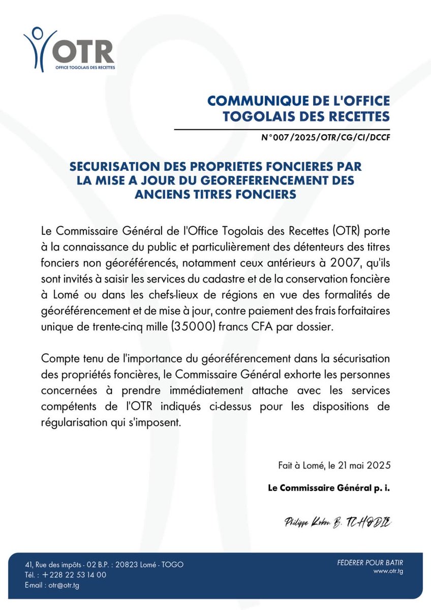 BibiPacome's tweet photo. L'office Togolais des recettes doit expliquer pourquoi les détenteurs de titres fonciers antérieurs à 2007 devraient lui payer 35.000 Fcfa pour faire géo-referencer lesdits titres.

La question a été suivante posée par un commentateur sur Facebook et j'ai poursuivi le questionnement avec le répondant de l'OTR : 

<< pourquoi ne pas le faire gratuitement ?>>.

Je vous laisse lire et jugez vous mêmes la réponse de l'OTR et les échanges qui ont eu lieu entre moi et le répondant de l'OTR :

OTR : Merci pour votre remarque. L’administration a déjà revu les frais à la baisse pour que ce service soit plus accessible à tous. La sécurisation foncière reste une priorité.

Moi :  Bonjour et merci pour vos réponses. C'est bien. Cependant, vous n'avez pas répondu à la préoccupation du commentateur. La question qui vous a été posée porte, non pas sur le montant du paiement, mais sur le principe même du payement. 

La personne ne vous demande pas de lui dire combien on payait avant, et même si ce sera déjà un soulagement et qu'il faudrait pencher en ce sens, elle ne vous demande pas uniquement de réduire ledit montant. 

Il vous est demandé de nous dire POURQUOI ne pas le faire gratuitement, c'est-à-dire pourquoi ce service n'est pas gratuit. Autrement dit pourquoi  doit-on forcément payer pour ce service? C'est ce que le commentateur veut comprendre. Et, sa question me semble pertinente, non pas que je suis un pur partisan de la gratuité, comme certains qui sont payés à coup de plusieurs centaines de milliers voir à des millions de nos francs CFA et, pourtant ne paient pas l'eau et l'électricité, alors que ces charges sur le pauvres contribuables. Par contre, je trouve la question légitime dans le sens où il est important que vous expliquiez aux populations pourquoi vous en tant qu'établissement public vous êtes obligés de faire payer 35.000 FCFA pour la sécurisation d'un titre foncier antérieur à 2007 ? En gardant à l'esprit qu'à l'établissement de ces titres, les gens ont dû débourser de l'argent à différents à étapes du process. De ce point de vue, il me semble que nous gagnerons tous à comprendre les tenants et les aboutissants de ce payement. Merci d'avance

OTR : Merci pour votre commentaire 
La sécurisation d’un ancien titre foncier est une opération technique : vérification, croisement d’archives, géolocalisation, numérisation et intégration dans le système foncier sécurisé.
Ce travail mobilise des moyens humains et technologiques importants.

Comme pour d’autres services publics (renouvellement du passeport, de la CNI, etc.), un frais de service est appliqué ici aussi : 35 000 FCFA, pour garantir la validité, la traçabilité et la sécurité juridique du document.

1/3