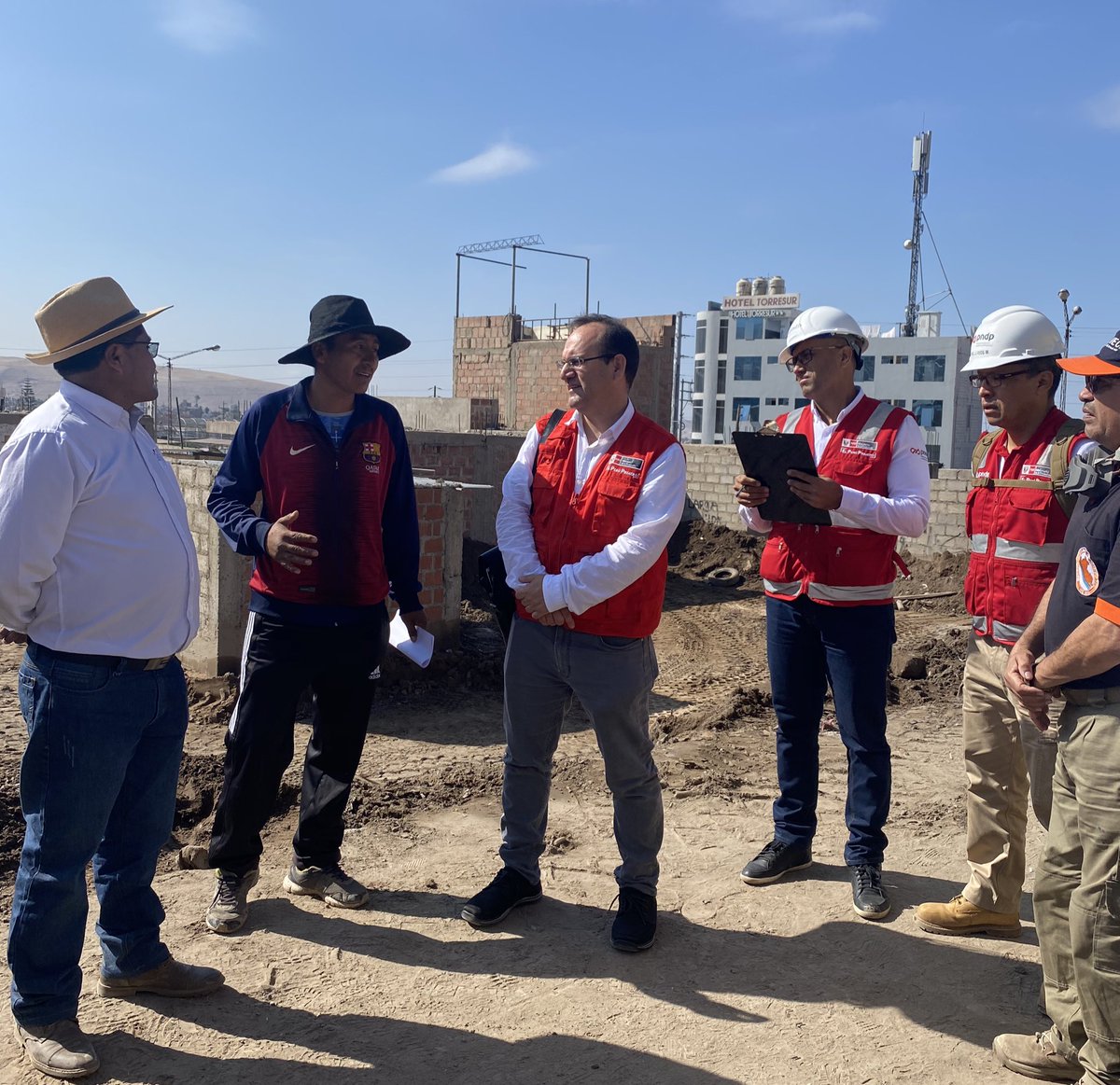 En días marcados en el calendario como este, debemos reflexionar sobre el compromiso y dedicación que debemos entregar en nuestro paso por el Estado, pensando en los ciudadanos que más necesitan y más deben tener nuestros esfuerzos diarios. 

¡Feliz Día del Servidor Público! 💪🏼🇵🇪