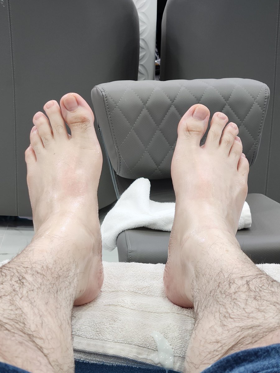 Didn't know today is National Foot Fetish Day 😅 So, here's my feet fresh out of a pedicure 🧡