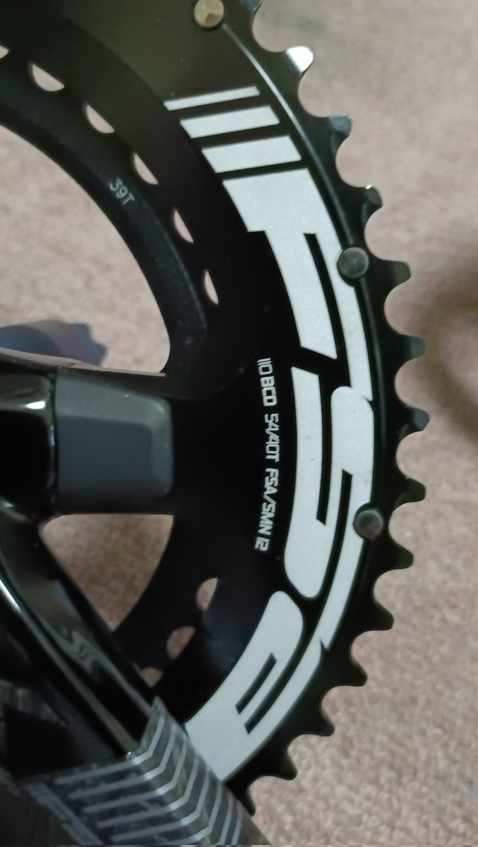 sprint_55's tweet image. 52-36Tと54-39T(クソデカロゴ)比較
存在感が段違いすぎる、みんな買え(なお流通量)