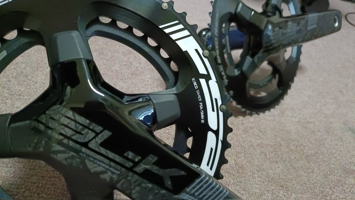 sprint_55's tweet image. 52-36Tと54-39T(クソデカロゴ)比較
存在感が段違いすぎる、みんな買え(なお流通量)