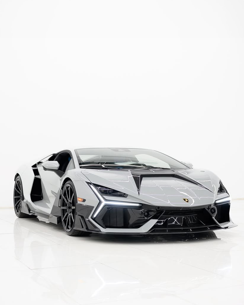 Check out the first 2025 Lamborghini Revuelto x MANSORY in the US! It comes with an asking price of $999,980

The exterior features extensive use of visible carbon fiber, including a new front apron, side skirts, and rear diffuser, enhancing both aesthetics and aerodynamics. The