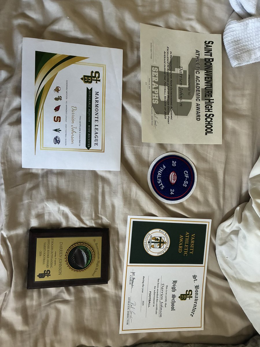 DarrienJohnson0's tweet image. Freshman sports is officially a wrap!
Here are my awards I received after this school year. (Football and Track)
(Varsity)
@JonMack54 @thrilll_32 @MathisGaius @dustinsanchez24
@SeraphFootBall
Football. Track.