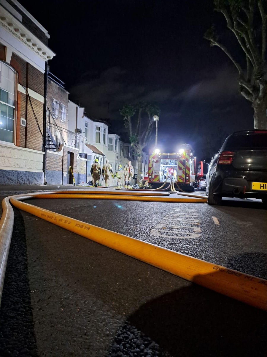 The fire in #EastHam is now under control. 

Firefighters will remain on scene for several hours damping down hotspots.

The cause of the fire is under investigation. 

More info - london-fire.gov.uk/incidents/2025…