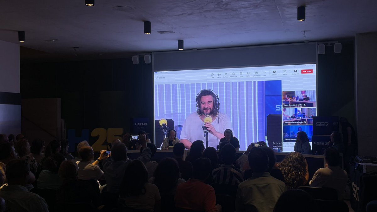 Ver tan de cerca a referentes como <a href="/AimarBretos/">Aimar Bretos</a> en <a href="/Hora25/">Hora 25</a> siempre es una suerte. 

La vocación es algo inexplicable, pero muy fácil de entender y de contagiar. Es una gran suerte de contar con ella como compañera de viaje.