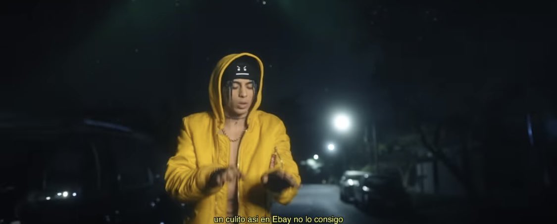 el concepto de khea cantando en la calle es mi favorito