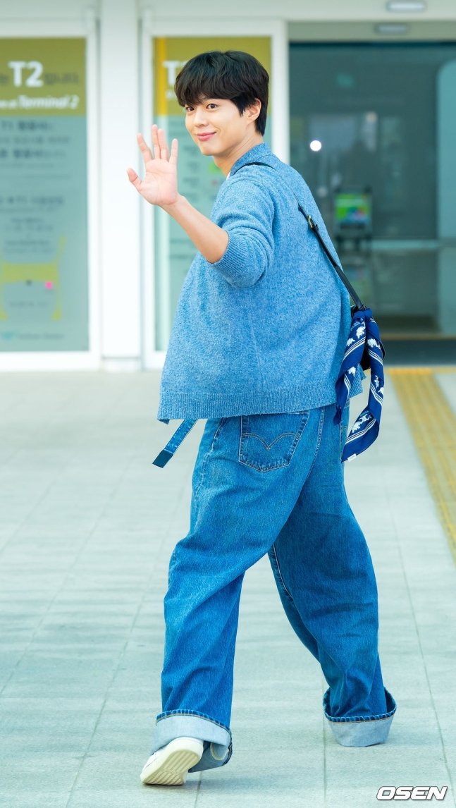 🥊 250530  #พัคโบกอม สนามบินอินชอนเดินทางมากรุงเทพ 🇹🇭 โปรโมทละคร #GoodBoy #PrimevideoTH 💙🩵

ผ้าพันคอที่ห้อยกระเป๋ามาเป็นลายช้างด้วยค่ะใส่ใจที่ 1 🐘🇹🇭 @bogummy celine boy

💘  #박보검  #ParkBoGum