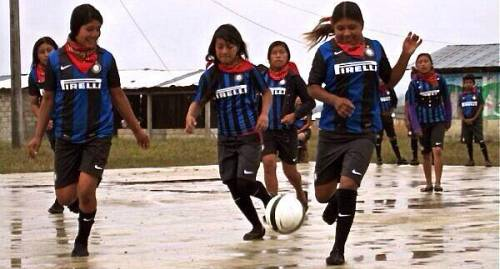 PHOTO | In 2005, #Inter president Massimo Moratti and Subcomandante Marcos of the EZLN wrote to each other to organize a match that was the dream of a different football and society. 

Inter and then captain Javier Zanetti gave donations to Mexican left wing rebel group,