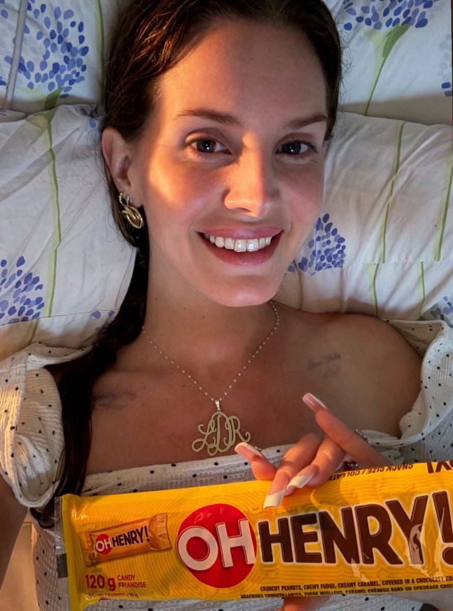 look at her silly ass doing anything but dropping the album