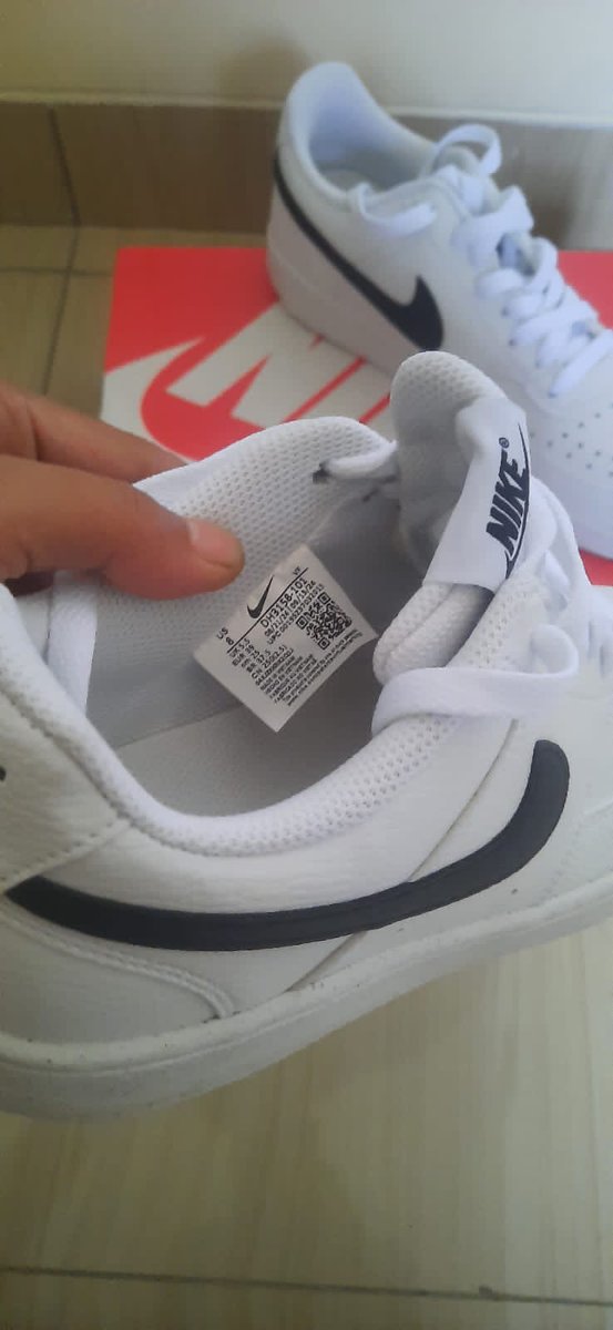 ada kah yg lg cari sepatu nike?? 
ini punya abangku, mau jual 800k ORI size 39 masih new ya. 

mau nego boleh, kl mau liat detailnya dm ajaa okk okkk 🫰🏻