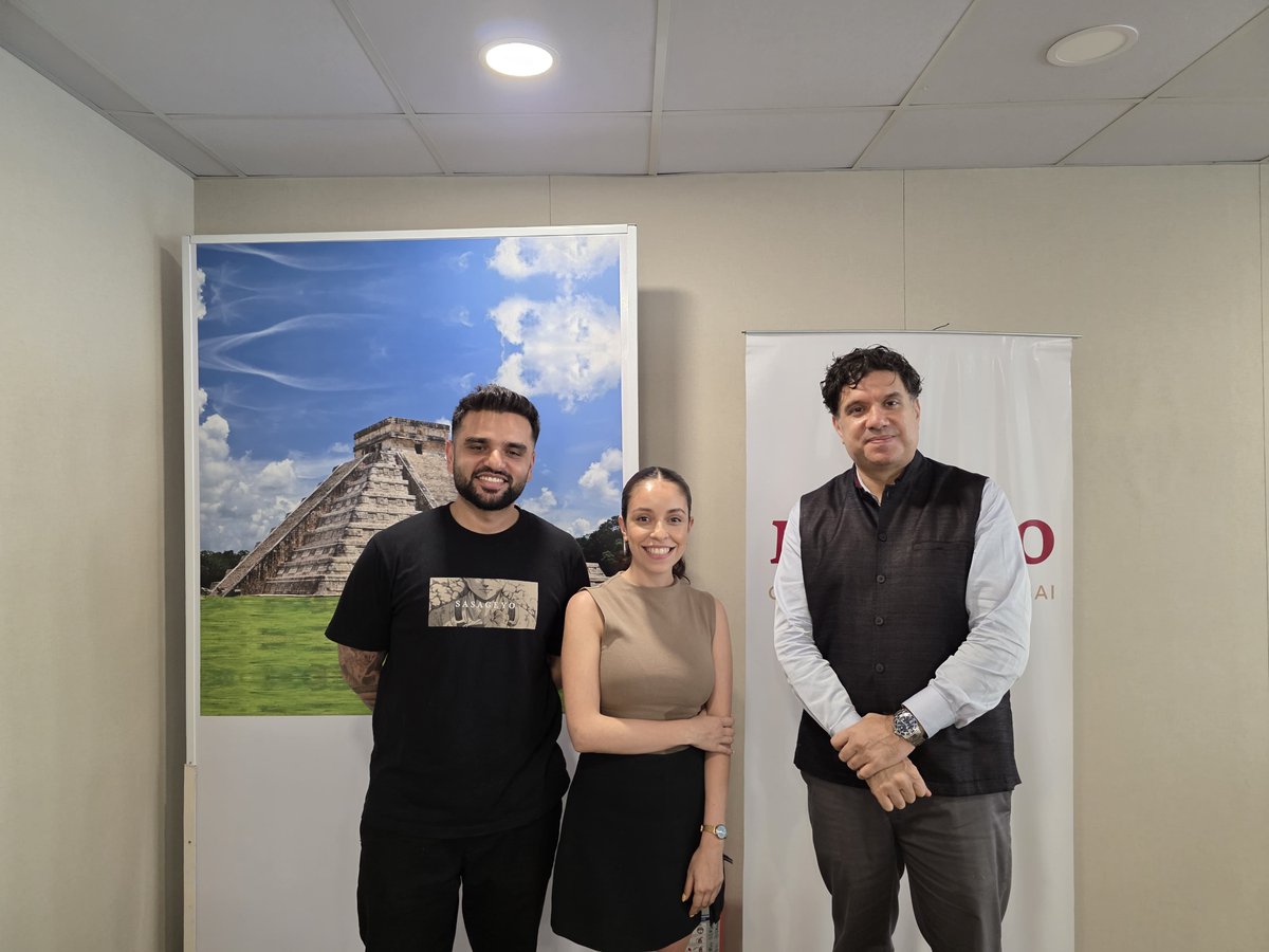 ✨ Nos dio mucho gusto recibir en el Consulado a nuestra connacional Pamela, maestra de ballet en Pune, quien nos visitó para renovar su pasaporte.

La atención a la comunidad mexicana es una prioridad. #TuConsuladoCercadeTi

#ProtecciónConsular
#MéxicoinMumbai