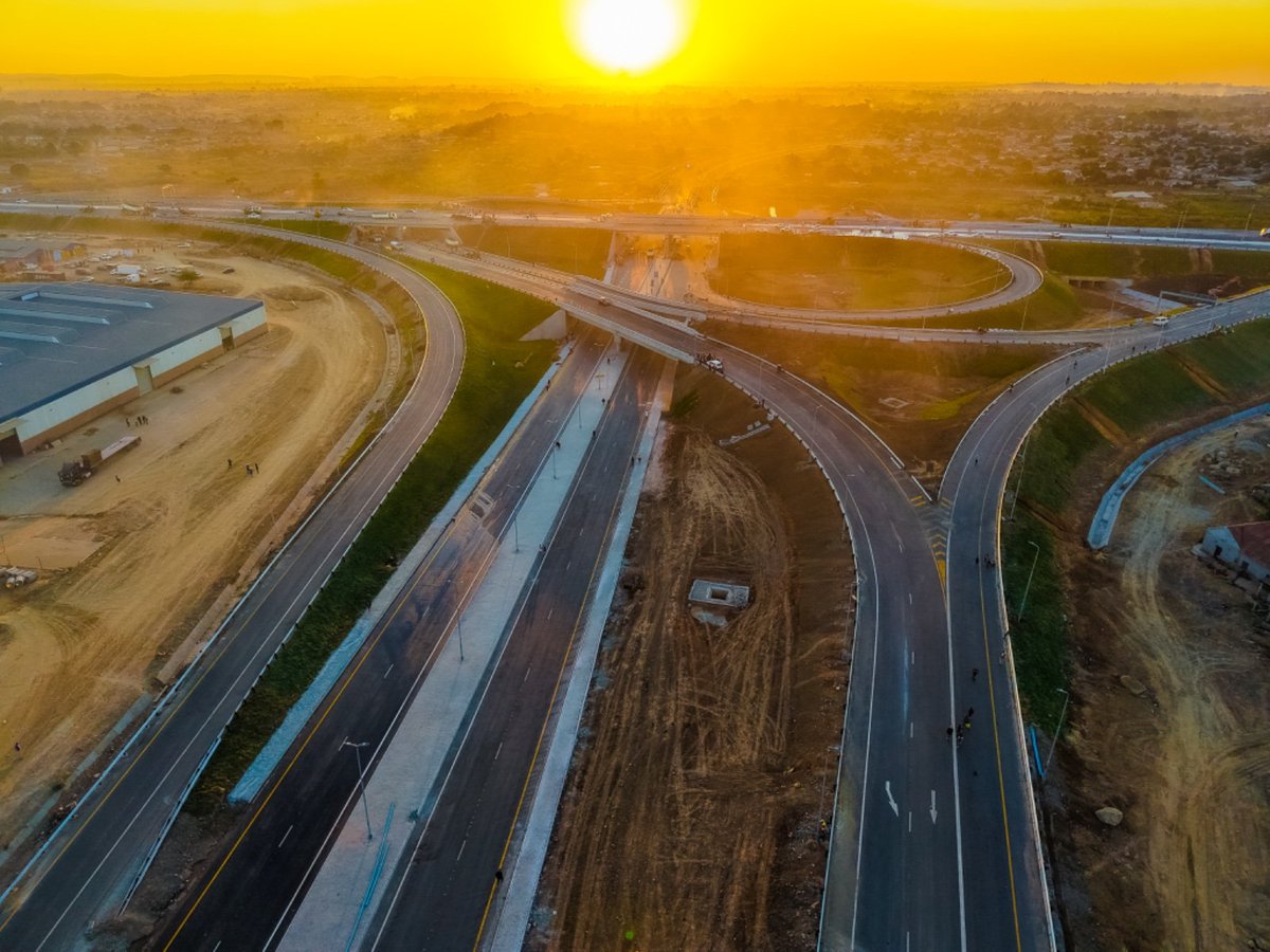 MinistryofTID's tweet photo. Good morning, Zimbabwe! 🇿🇼☀️ This sunrise brings more than light, it brings new connections, new opportunities, and a proud new landmark! Join us in celebrating His Excellency President Mnangagwa's commissioning of the completed Trabablas Interchange. 
#Trabablas
#ProudlyZimbabwe https://t.co/fiWuwnHL7E