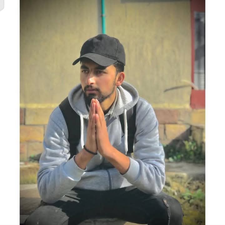 ہم کو جکڑا ہے یہاں جبر کی زنجیروں نے اب تو یہ شہر ہی زندان ہوا پھرتا ہے۔
جانے کب کون کسے مار دے دہش تگرد کہہ کے شہر کا شہر مسلمان ہوا پھرتا ہے۔ 
زرنوش میرا بھائ 😭