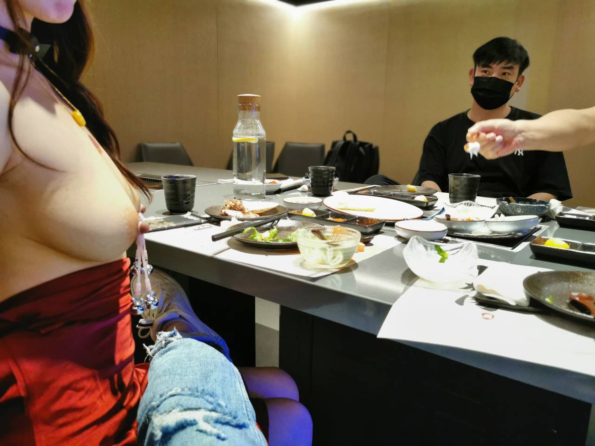 表姐和几个推特熟粉线下聚会～😍😍
一边吃一边玩，服务员小姐姐进来直接呆住一键三连，做表姐熟粉福利多！