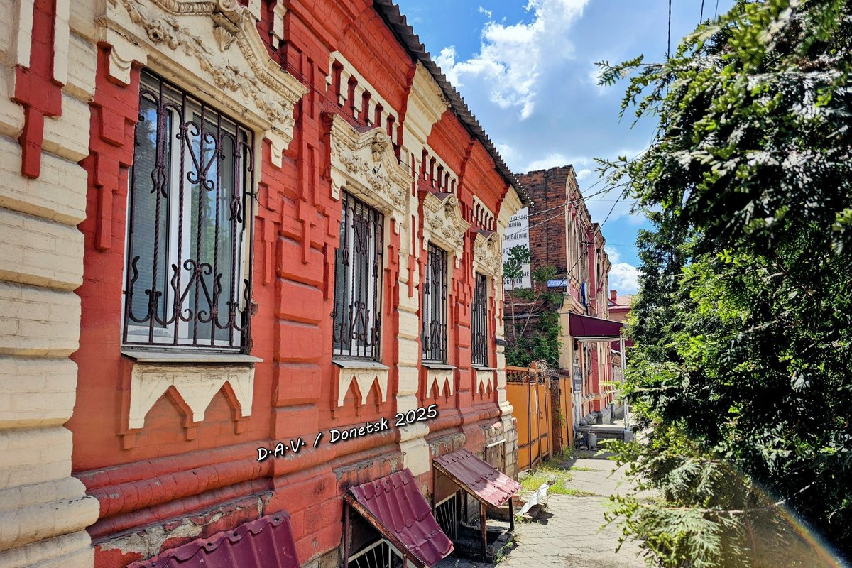 В Донецке продолжается реконструкция гостиницы “Великобритания”, которая построена в 1883 году и считается одним из старейших зданий нашей столицы. Это единственный отель Юзовки, сохранившийся до наших дней. 🏗️👷 t.me/donetsk_photo