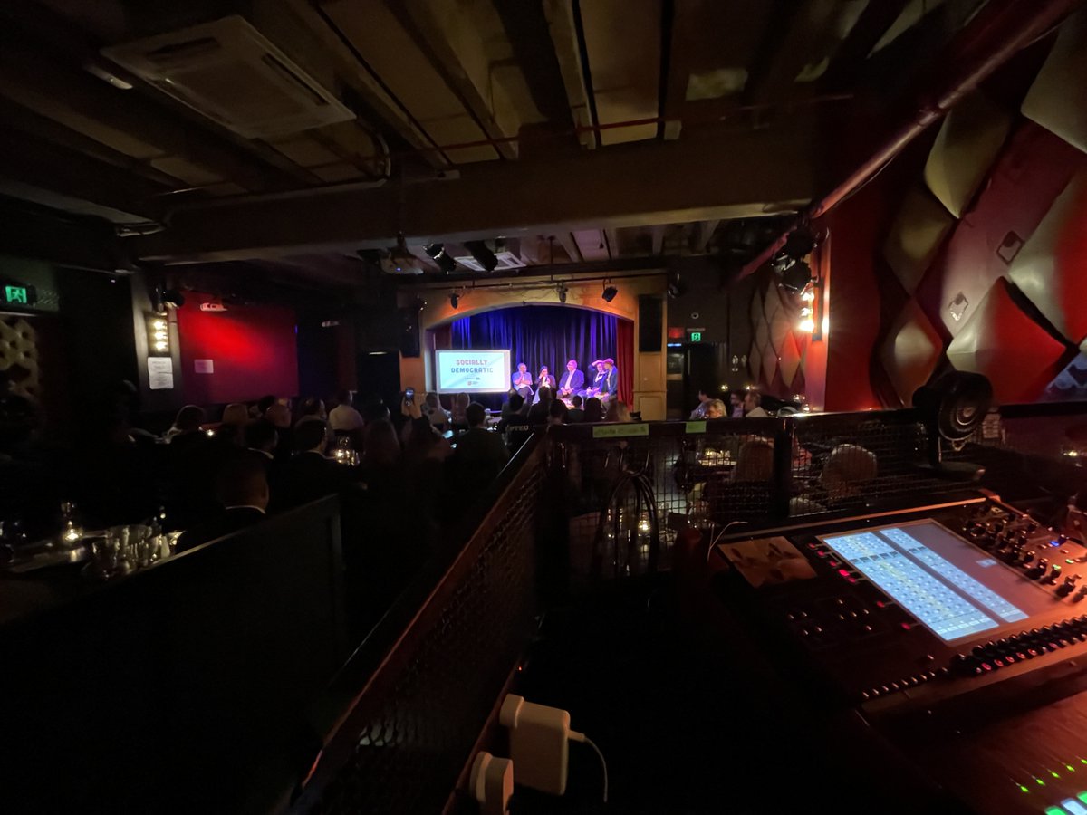 SocialDemPod's tweet image. 🍻 Thank you Melbourne! 🙌
We had a blast last night.
📣Episode #300: Live Show is out next week, featuring:
Jessie McCrone
@DavidIFeeney
@benitakolovos
and @reedfleming
🔥With bonus content from comedians Rapha Manajem and @thefergneal .
Let’s do it again sometime. 🤩