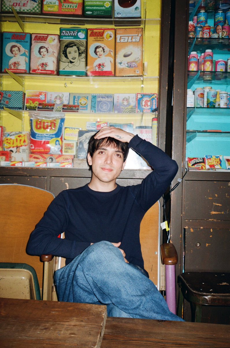 Lines In-between tweet media