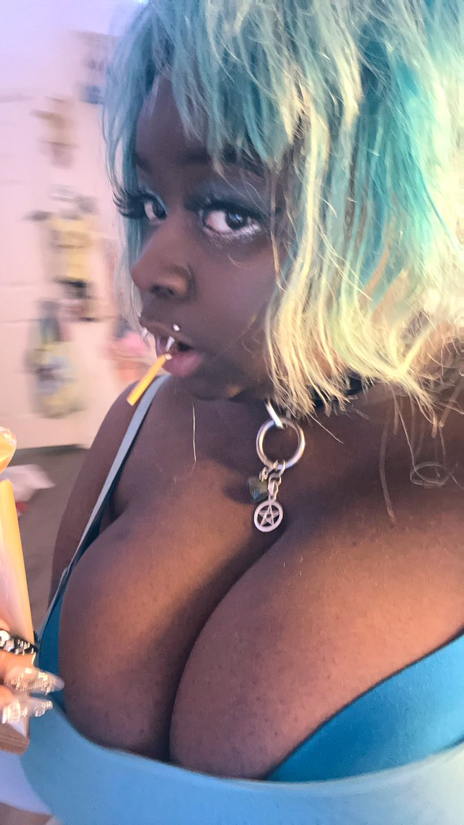 xxcinnamonixx's tweet photo. WHO LIKES POCKY https://t.co/Rx6495mnaE